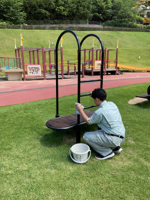 遊具を拭いている様子